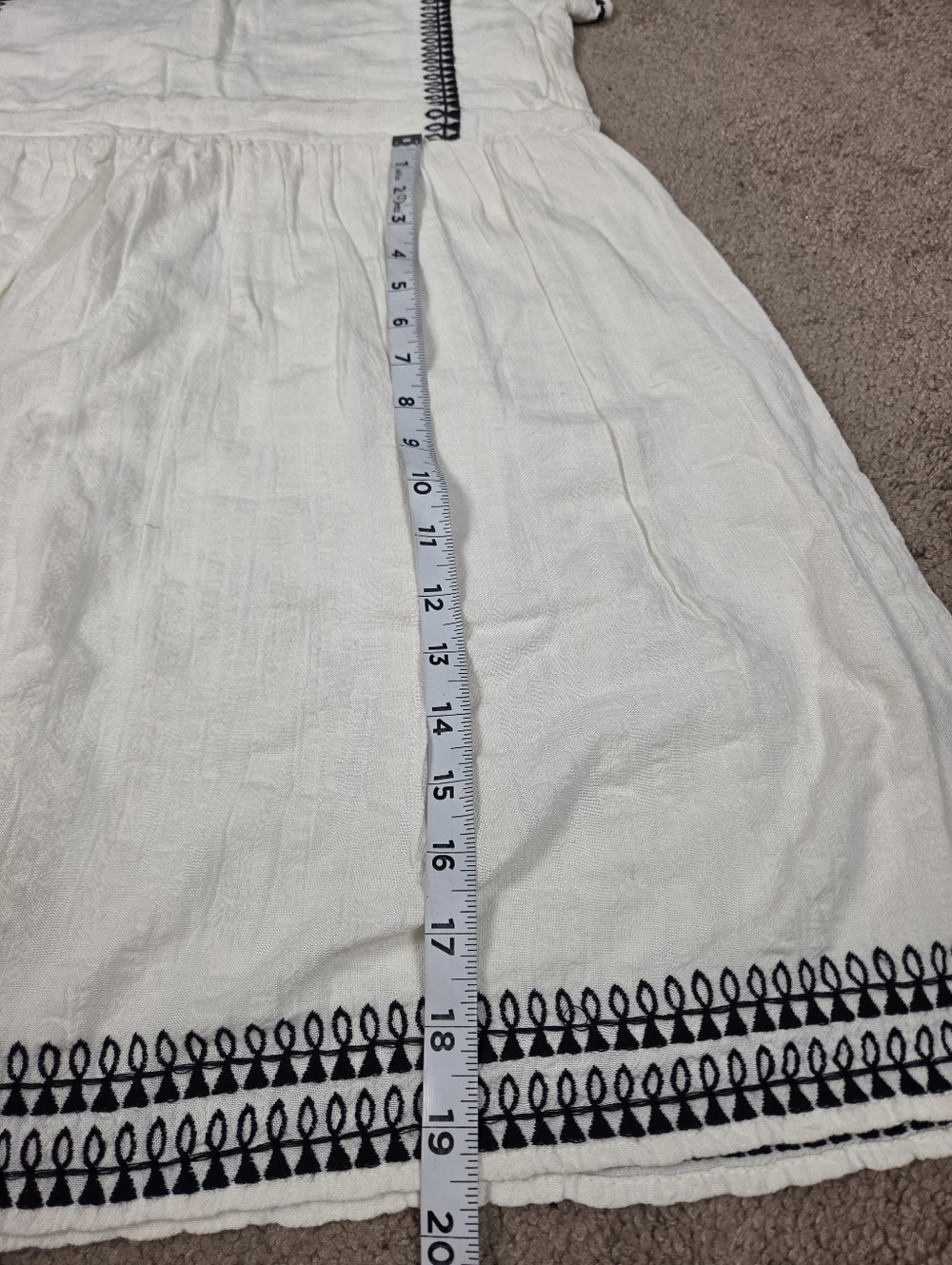 Elegant White Dress with Black Accents - Picture 4 of 10